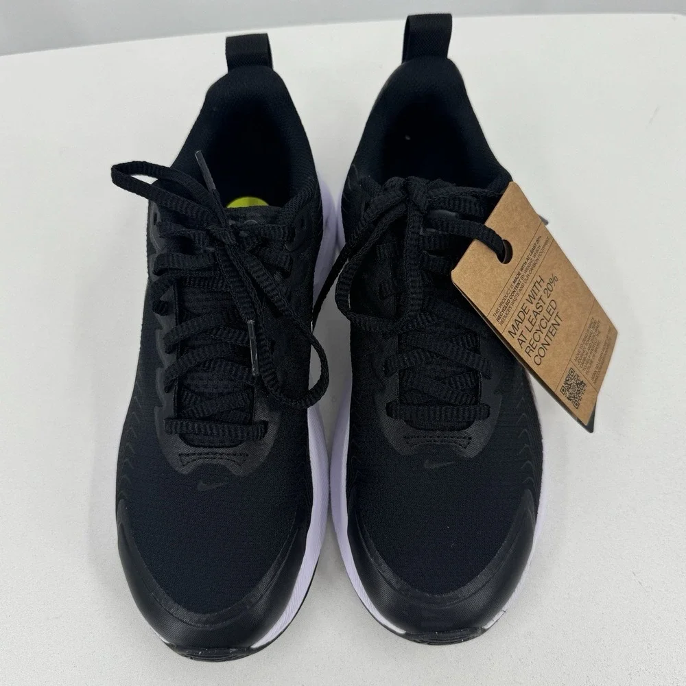 Nike Air Max Nuaxis Lace-up Athletic Shoes in Black/White size 6.5 B